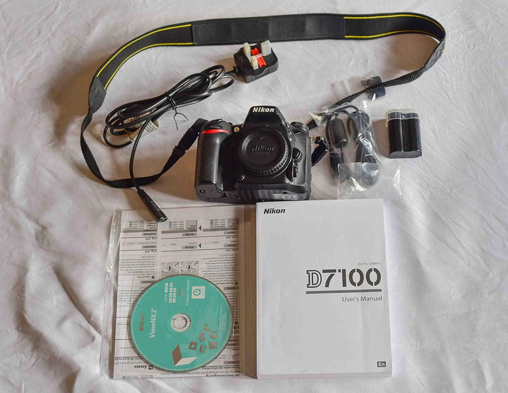 Nikon D7100 SLR-Digitalkamera (24 Megapixel, 8 cm (3,2 Zoll) TFT-Monitor, Full-HD-Video) Kit inkl. A