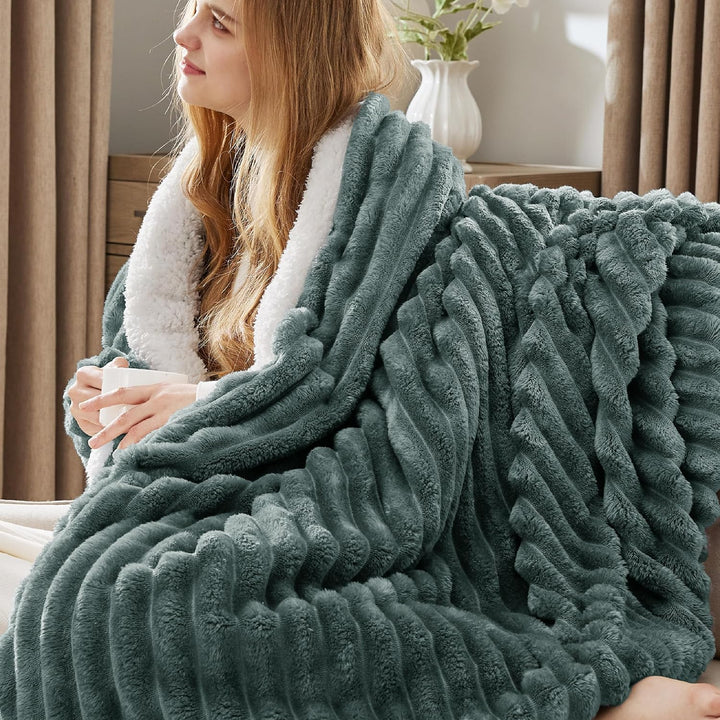 BEDSURE Sherpa Decke Dunkelgrün - Warme Dicke Kuscheldecke Flauschig, Sofadecke Couchdecke Winterdec