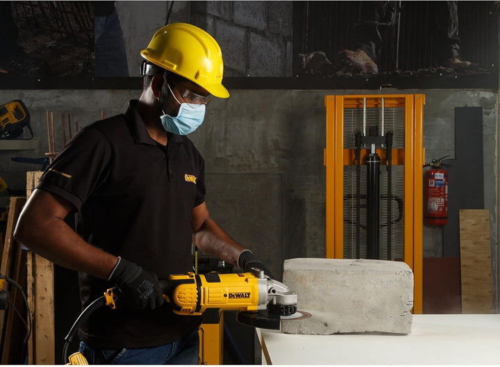 DeWalt Winkelschleifer (2,600 Watt, 230 mm Scheiben-ø, austauschbare Kohlebürsten, Überlastungsschut