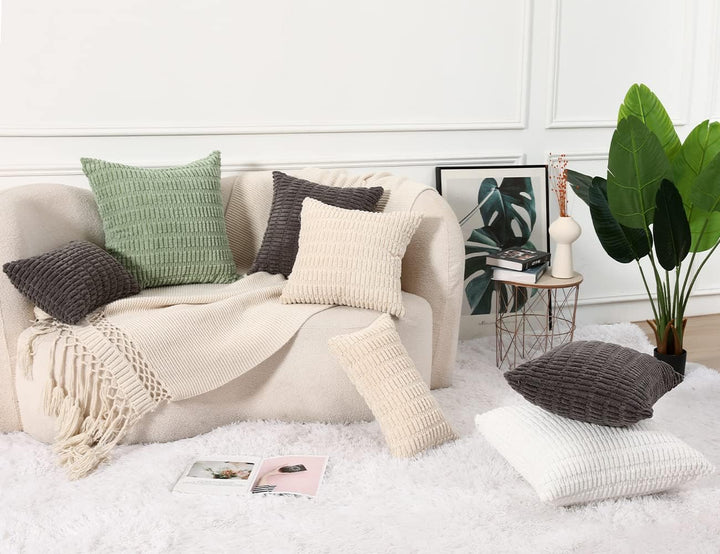 Mandioo 2er Set Beige Plüsch Boho Dekorative Wurf Kissenbezüge 55x55 cm, Super Weich gestreifte Cord