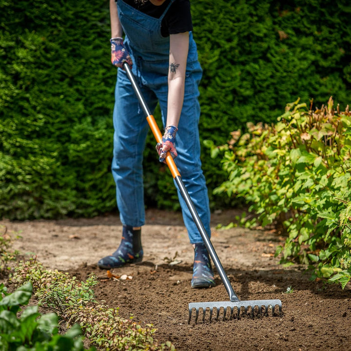 KADAX Rechen, Gartenharke aus Metall, breite Harke mit 154,5 cm langem Metallstiel, Gartengerät zum
