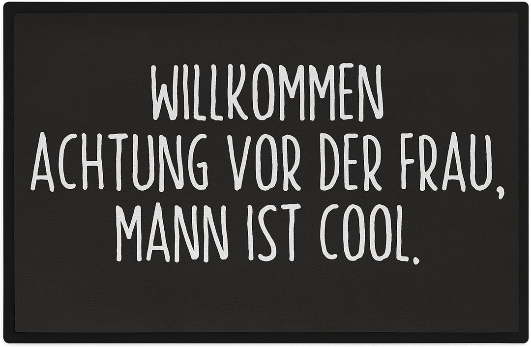 Trendation - Willkommen Fussmatte Lustig mit Spruch Geschenk Achtung Vor Der Frau Mann Ist Cool