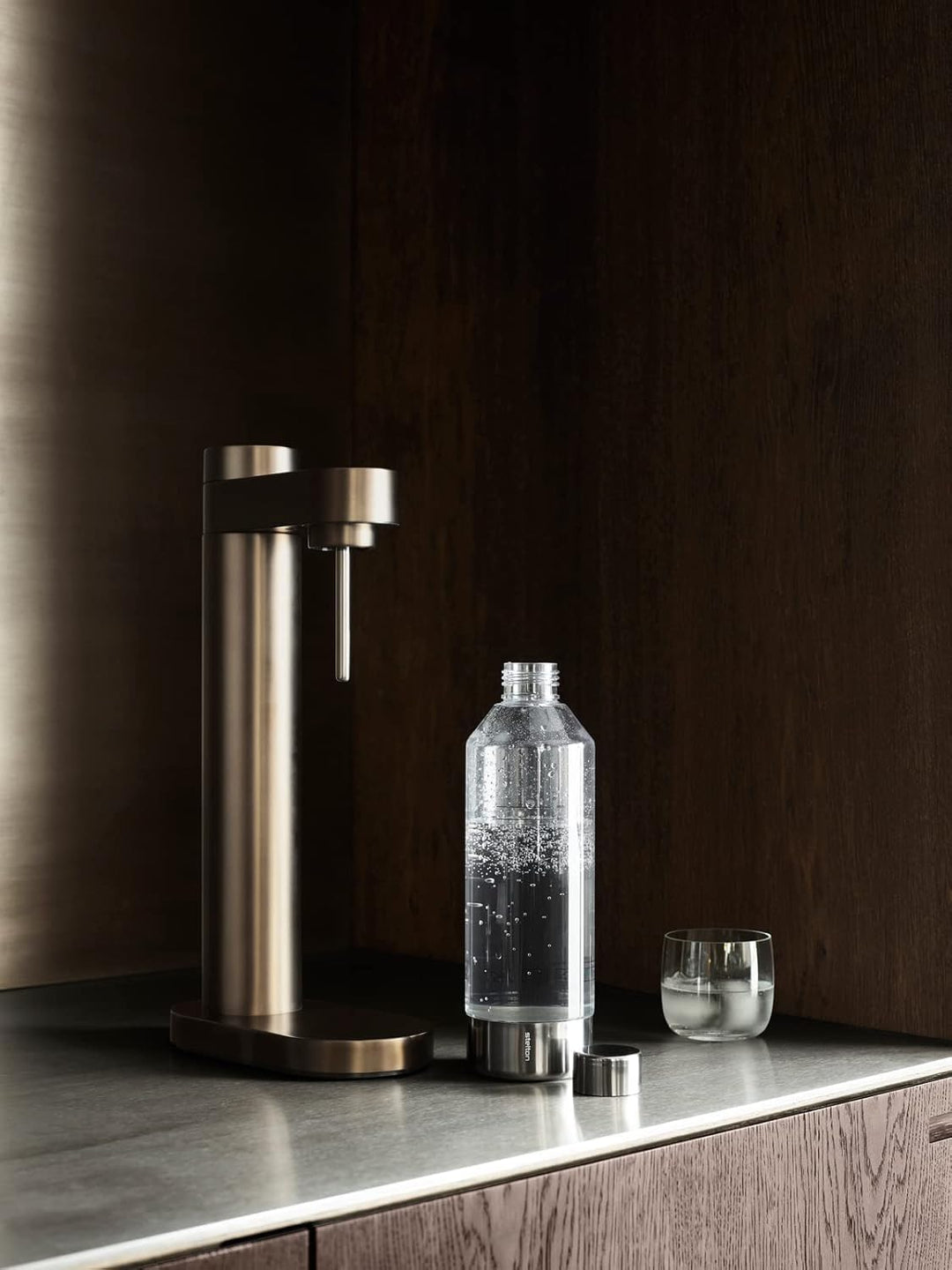 Stelton Brus Wassersprudler mit flasche, Premium Carbonator für Wasser mit CO2 - Einstellbare Sprude