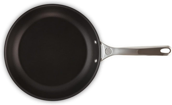 Le Creuset Antihaftbeschichtete flache Pfanne aus 3-ply PLUS Edelstahl, 26 cm, 96600226000000 26 cm
