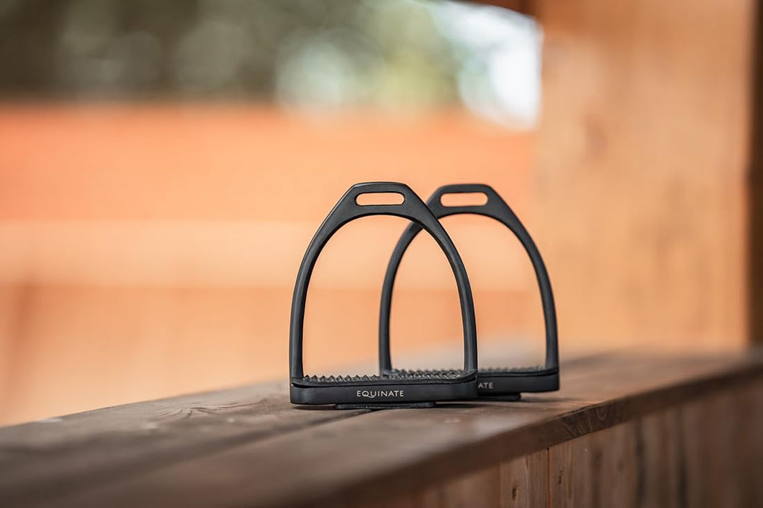 Equinate Steigbügel Midway 10cm Schwarz Matt - Mit Anti-Rutsch Trittfläche aus Gummi - Für Erwachsen