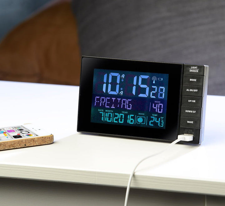 infactory Wecker mit Netzteil: Funkwecker mit Temperatur-Anzeige, USB-Ladestation (2 A), 2 Weckzeite