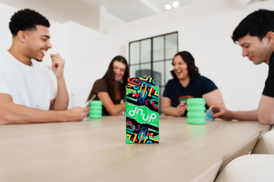 Asmodee, dnup, schnelles Familienspiel für 2-5 Spieler ab 8 Jahren, Das Kartenspiel, das Alles auf d