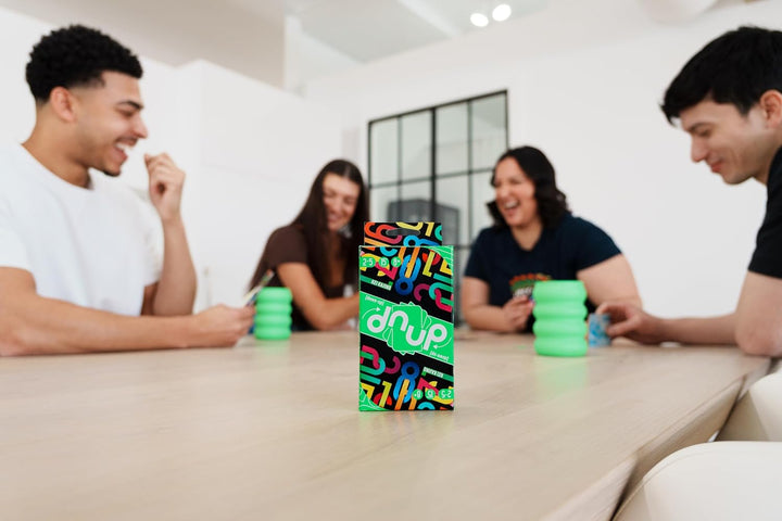 Asmodee, dnup, schnelles Familienspiel für 2-5 Spieler ab 8 Jahren, Das Kartenspiel, das Alles auf d