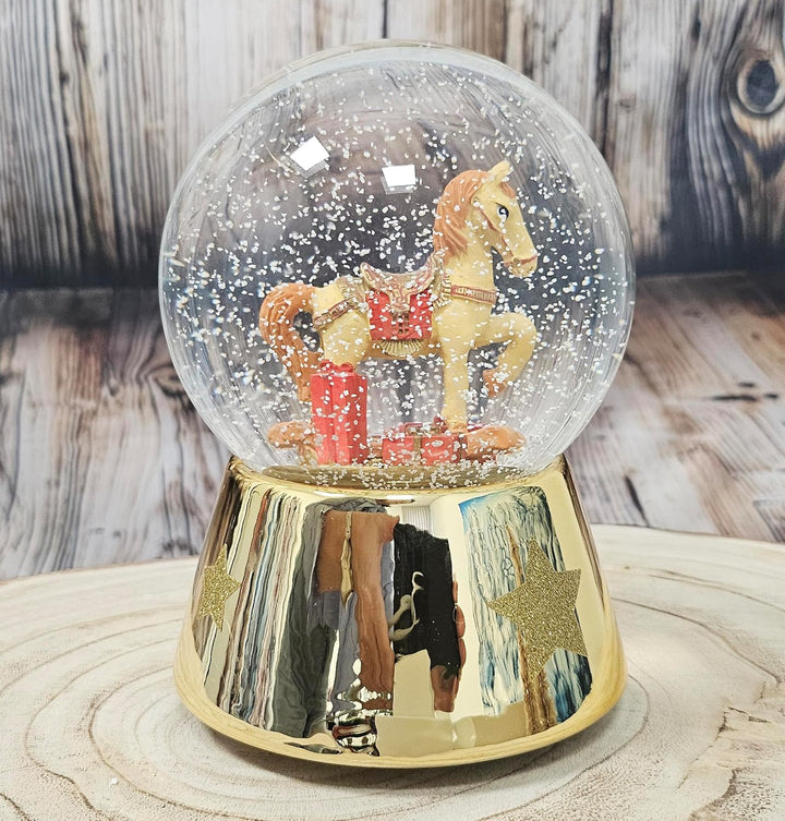 Weihnachts-Schneekugel mit Musik | Schneekugel Schaukelpferd mit Geschenken | Sockel Gold glänzend m