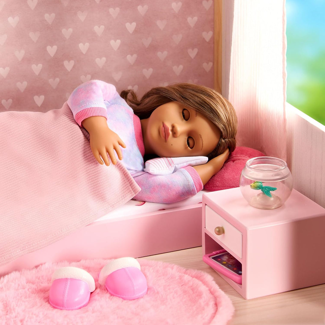 Our Generation - OG Sweet Snuggles Schlafzimmerset - Puppenhausmöbel - Plattformbett & Nachttisch -