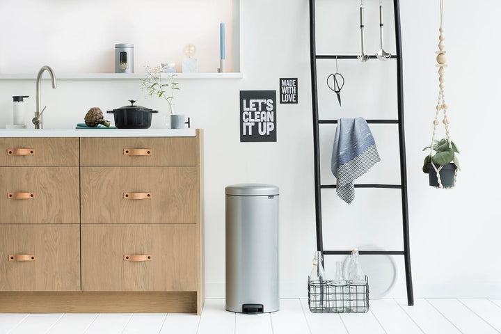 Brabantia 114465 Treteimer 30 L mit Kunststoffeinsatz in metallic grau, Plastik, 30 Liter Metallic G