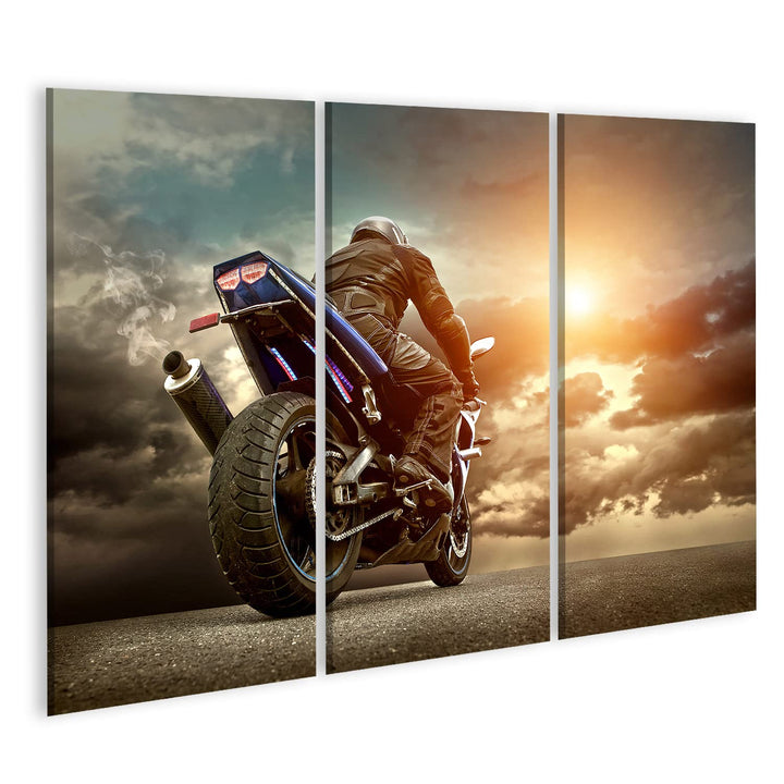 islandburner Bild auf Leinwand Mann Sitzt Auf Dem Motorrad Auf Asphalt Unter Himmel Mit Wolken Bilde