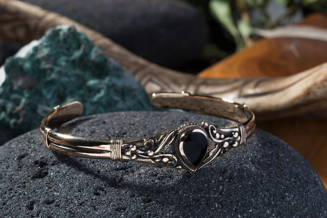 Windalf Damen Armreif Celtic Art Sharon Ø 6.4 cm Bohemian Armschmuck mit Zauberfedern & Onyx Hochwer