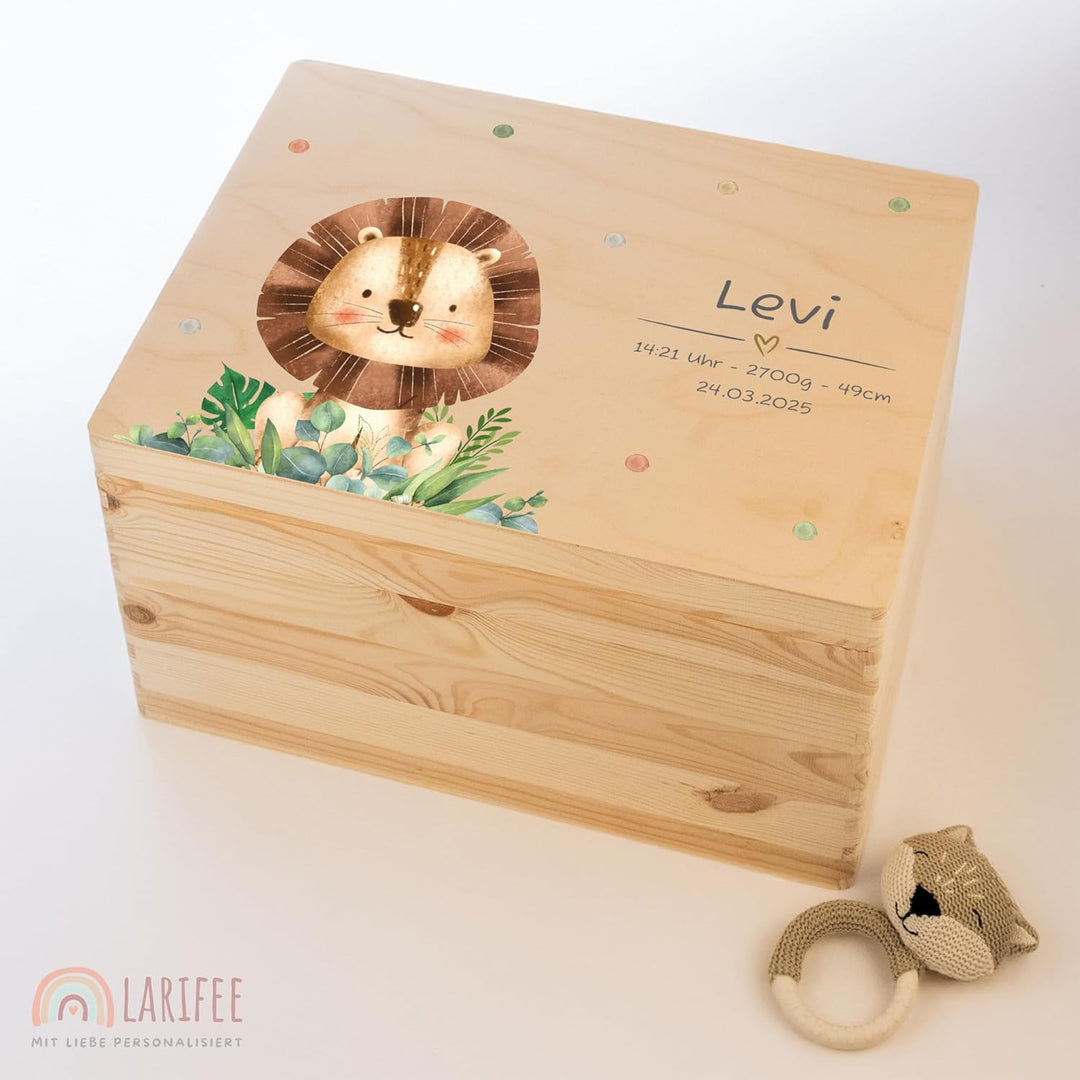 LARIFEE Erinnerungskiste personalisiert Löwe mit Name – Baby Erinnerungsbox Holz gross 40x30x23 cm –