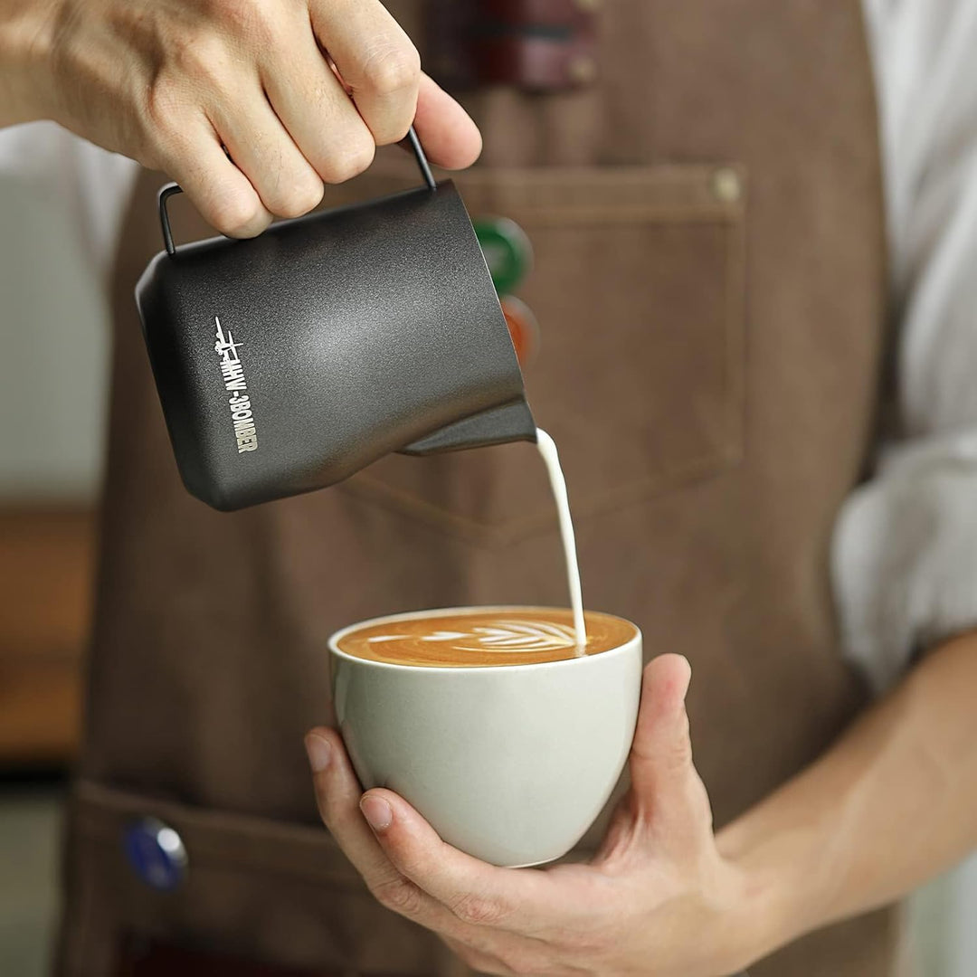 MHW-3BOMBER Latte Art P6007MB Milchaufschäumkrug, runder Ausgiesser, Espresso, Dampfkrug, Krug, schw