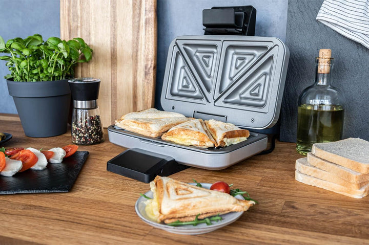 Cloer 6259 Sandwichmaker, 900 W für 2 diagonal geteilte Toasts, American Toasts, XXL Füllungen Silbe