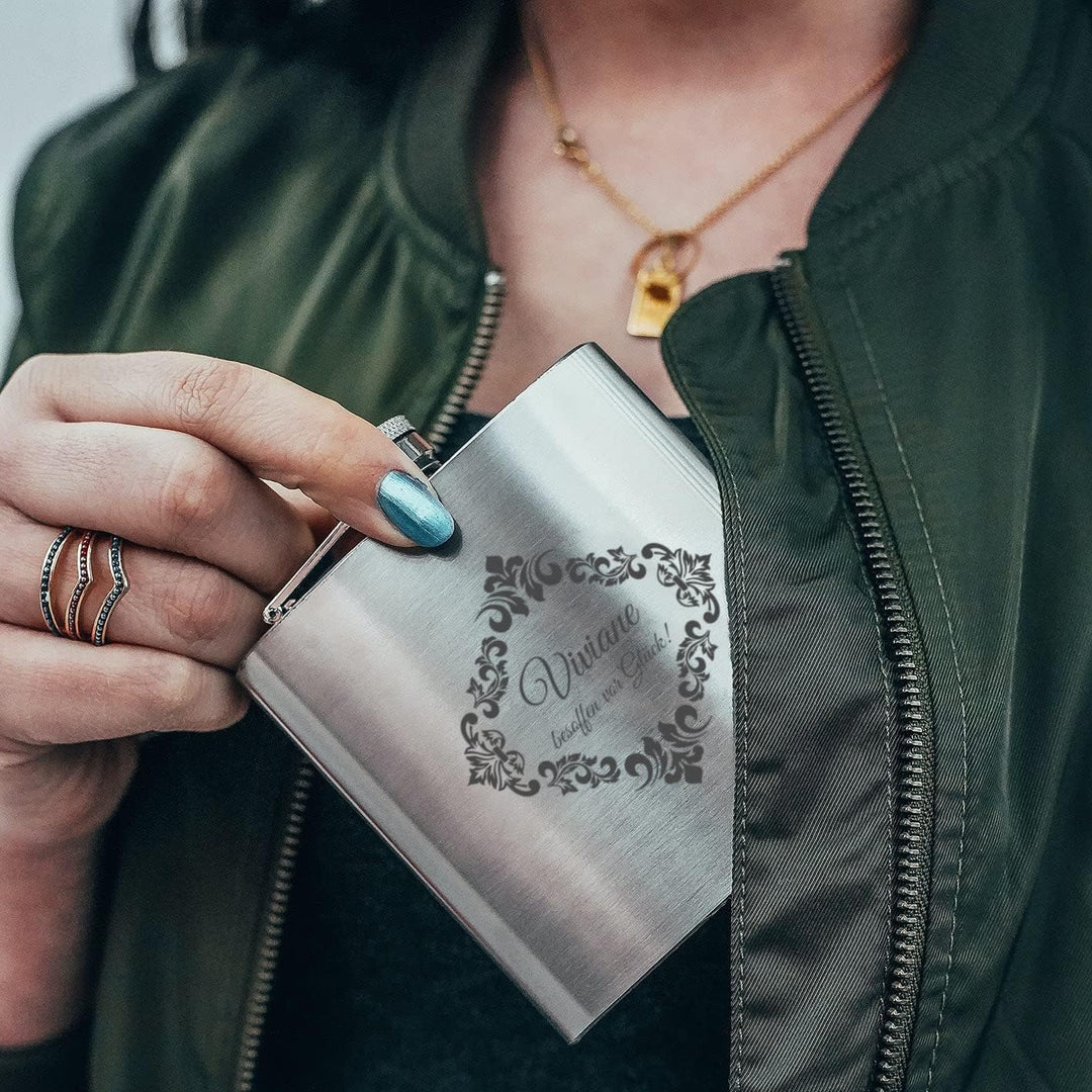 stempel-fabrik – personalisierbarer Flachmann aus Edelstahl mit Name – Motiv Ornament – Taschenflasc