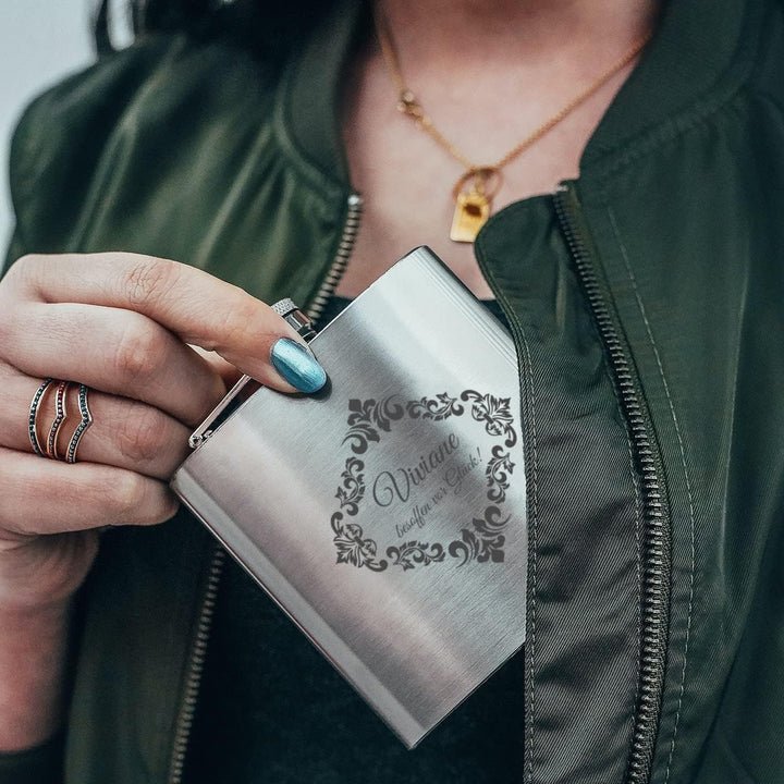 stempel-fabrik – personalisierbarer Flachmann aus Edelstahl mit Name – Motiv Ornament – Taschenflasc