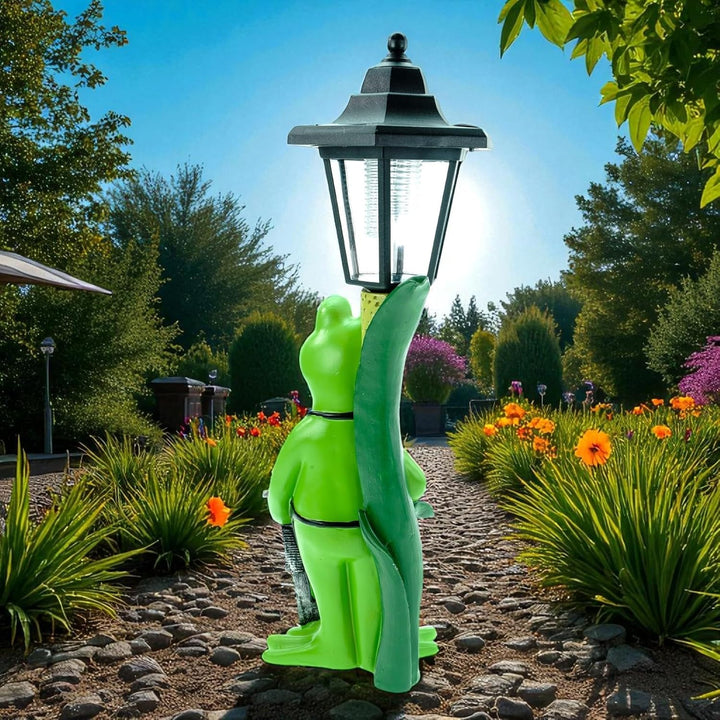 Kremers Schatzkiste XXL Frosch Grillmeister LED Solarlaterne 42x14cm handbemalte Polyresin Gartenfig