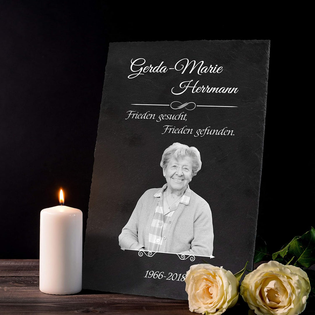 wandmotiv24 Schiefertafel Truer, Gedenktafel Verstorbene Hochformat 20x30cm Personalisiert Name + Da
