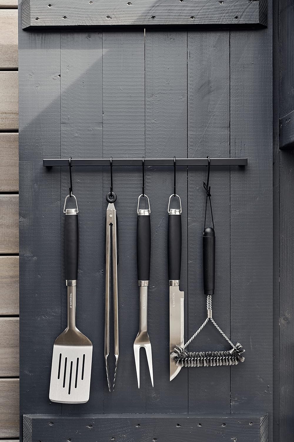 NATERIAL - Set aus 5 Grillbestecken - Edelstahl - Ergonomischer Griff - H.46 cm - Grillkoffer - Gril