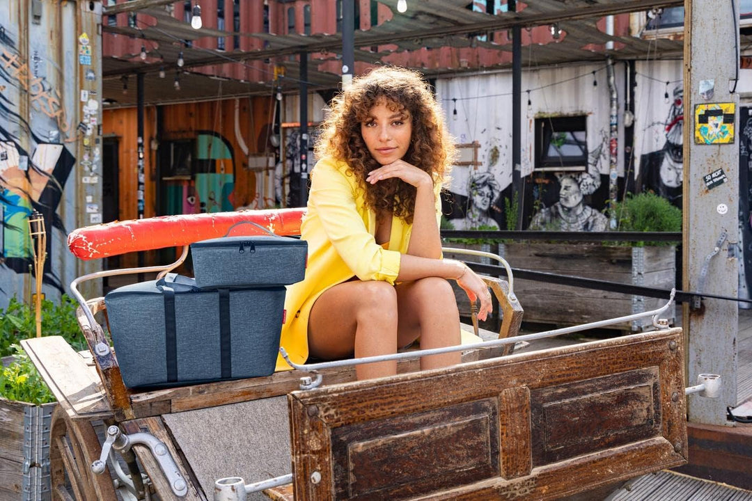 reisenthel coolerbag M Pocket Kühltasche mit Obermaterial aus recycelten PET-Flaschen Ideal für das