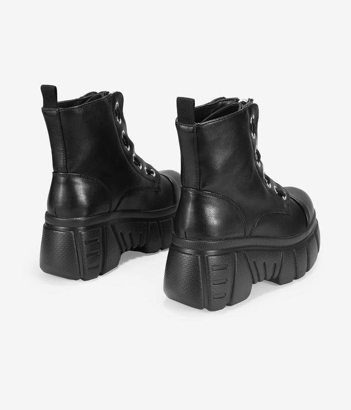 BOSANOVA Militärstiefel aus veganem Leder mit Frontreissverschluss, dekorative seitliche Schnürung u
