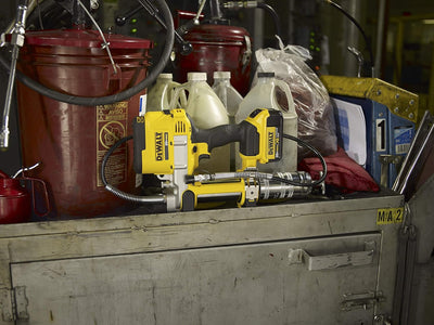 Dewalt 18 Volt Akku-Fettpresse DCGG571M1 (690 bar Arbeitsdruck, Fassungsvermögen: 400 gr. mit Kartus