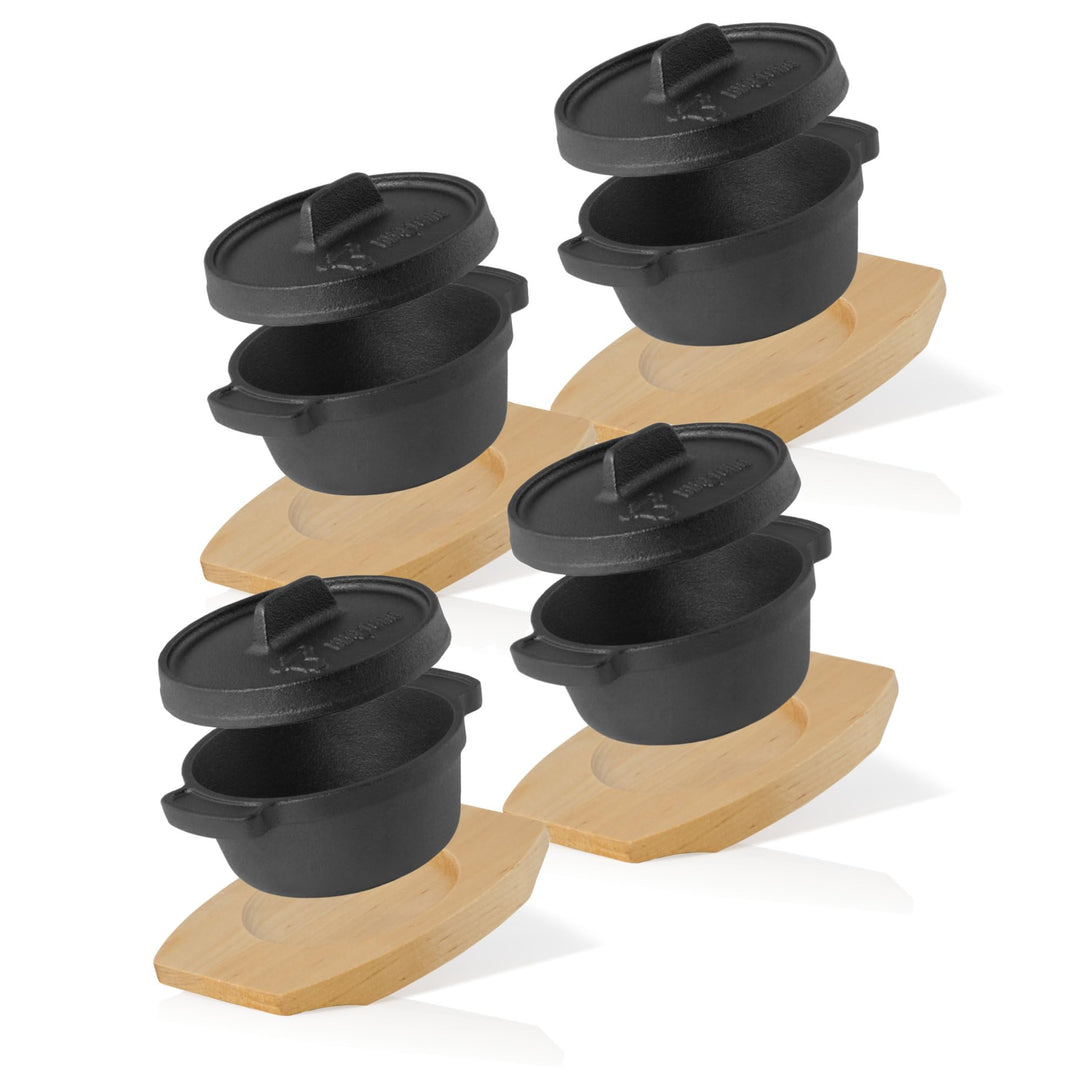BBQ-Toro Mini Dutch Oven (4 Stück) | Ø 11 cm | Gusseisen Serviertopf mit Holzunterlage | bereits ein