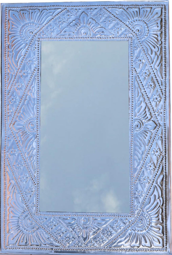 GURU SHOP Spiegel mit Handgeprägtem Rahmen aus Aluminium - Modell 3 Silber, Weiss, 71x48x1 cm, Spieg