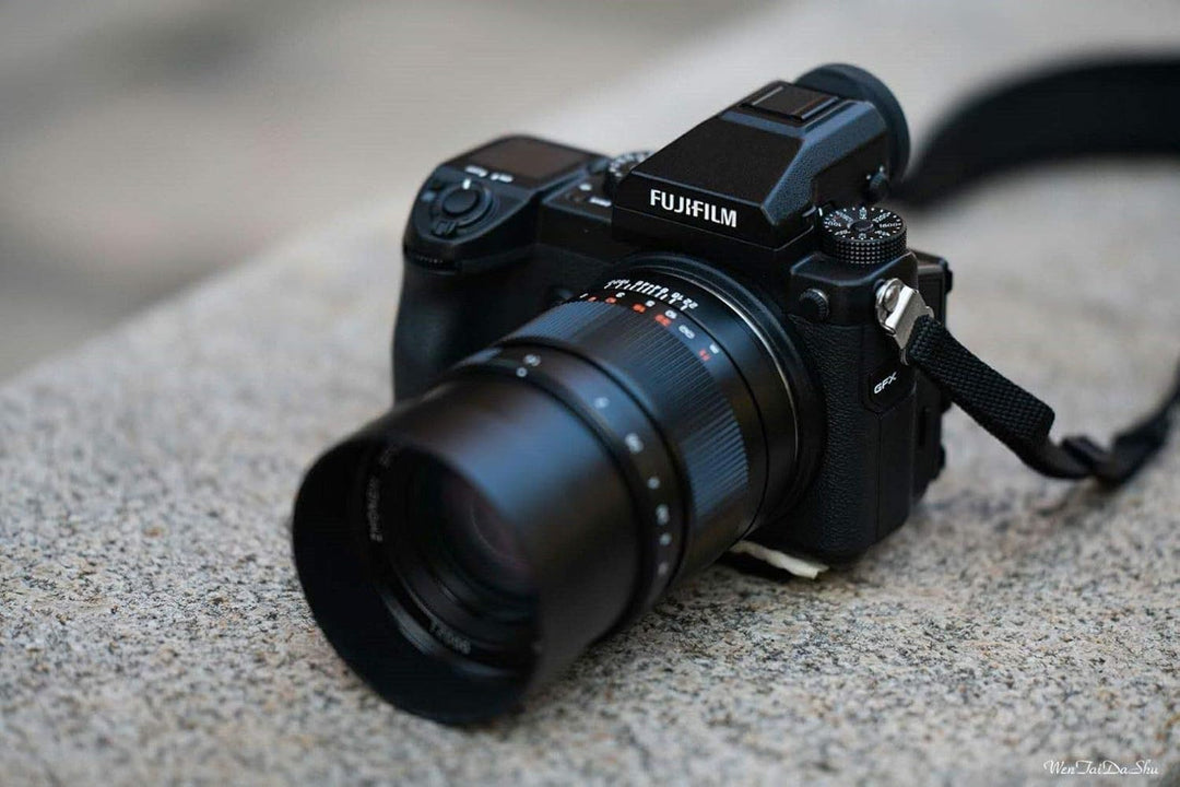 Mitakon Zhongyi Speedmaster 65 mm f/1.4 Objektiv für Fuji GFX Mount Kamera