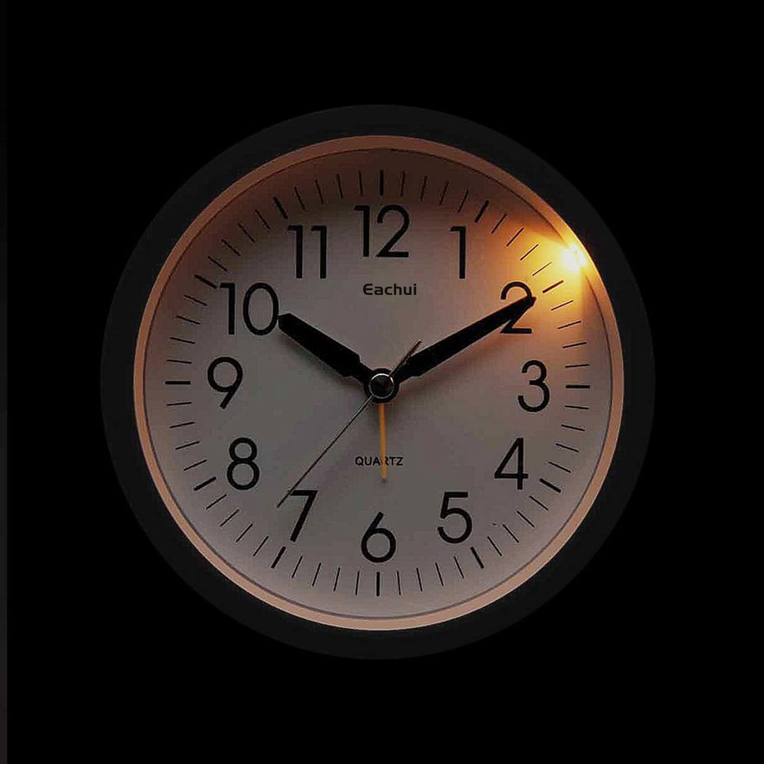 Eachui Wecker Analog Ohne Ticken mit Schlummerfunktion, Nachtlicht, Batteriebetrieben, Geräuschlos,