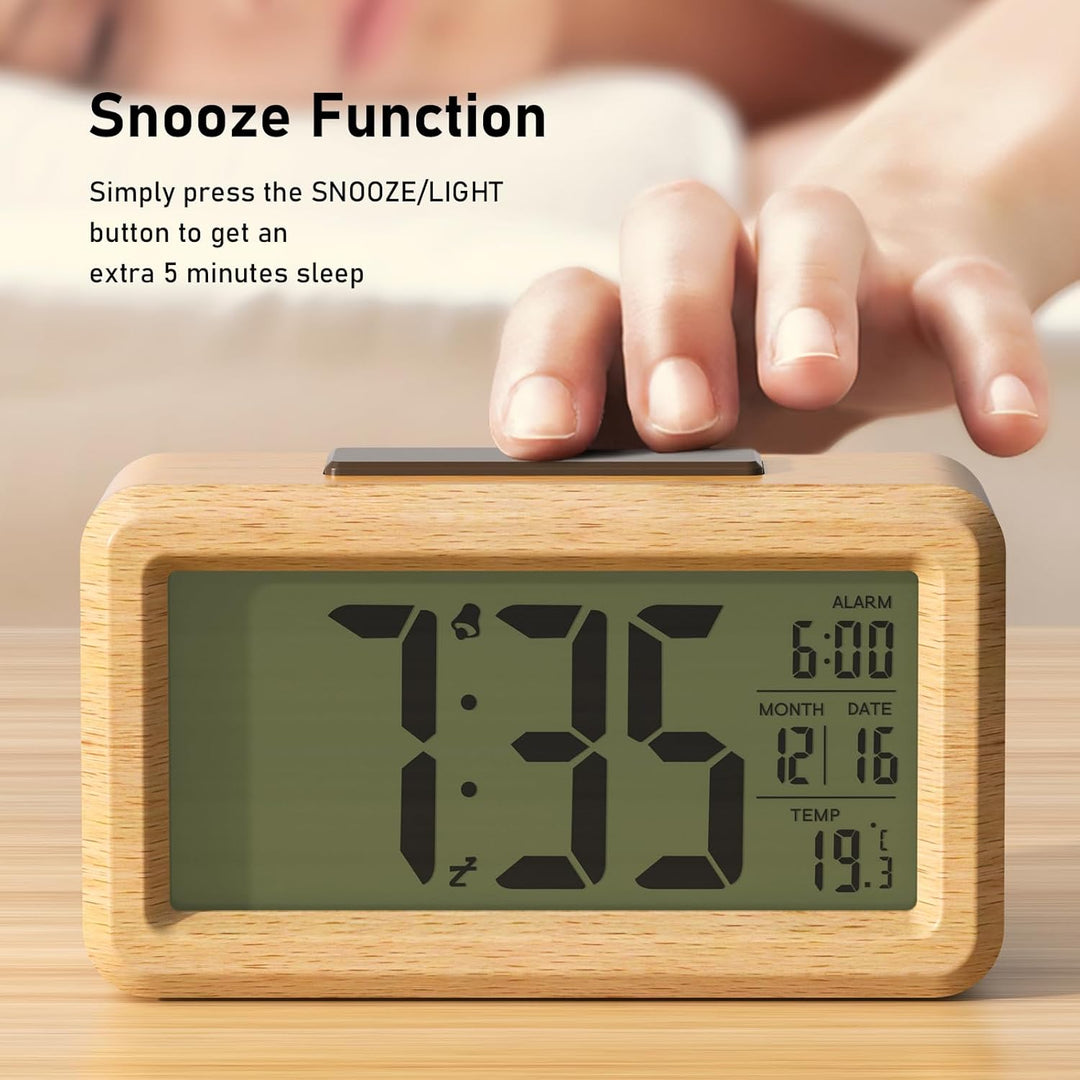 HERMIC Wecker Digital aus Holz mit Grossem LCD-Display, Datum, Temperatur, Automatischem Lichtsensor