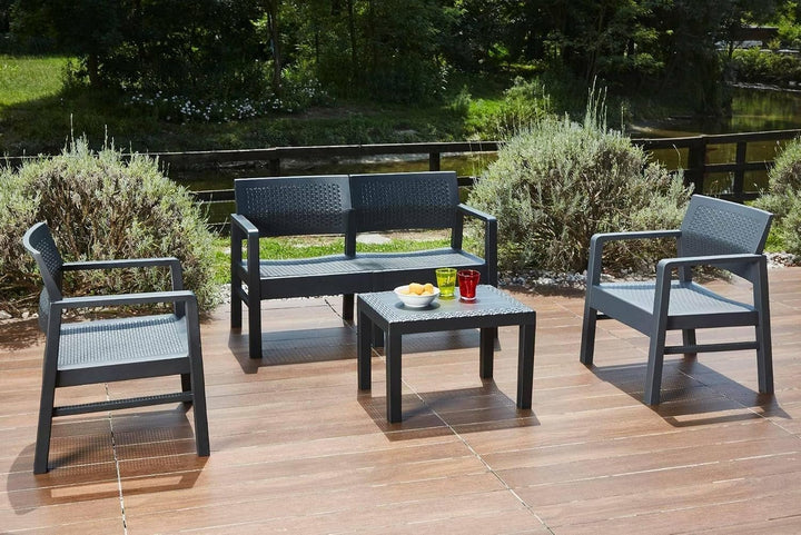 Dmora Innen- und Aussenlounge bestehend aus: 2 Sesseln, 1 Zweisitzer-Sofa und 1 Couchtisch, mit Kiss