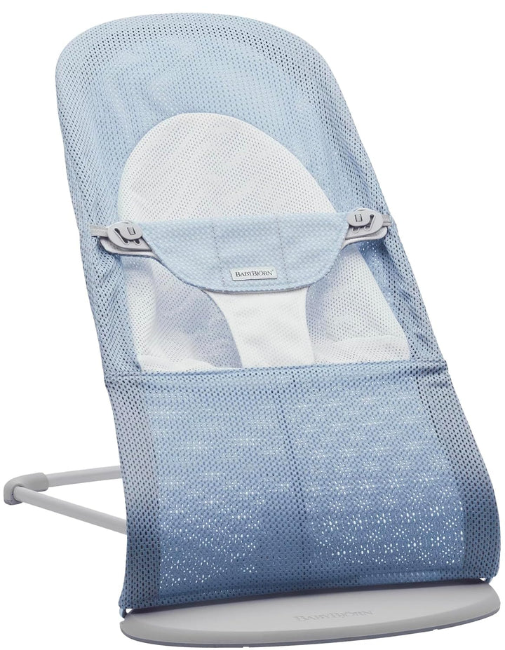 BabyBjörn Babywippe Balance Soft, Hellgrauer Rahmen, Netzstoff, Himmelblau/Weiss Netzstoff Himmelbla