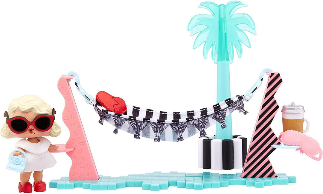 L.O.L. Surprise! OMG House of Surprises Playset - Vacay Lounge - 7,6 cm grosse Puppe Leading Baby un