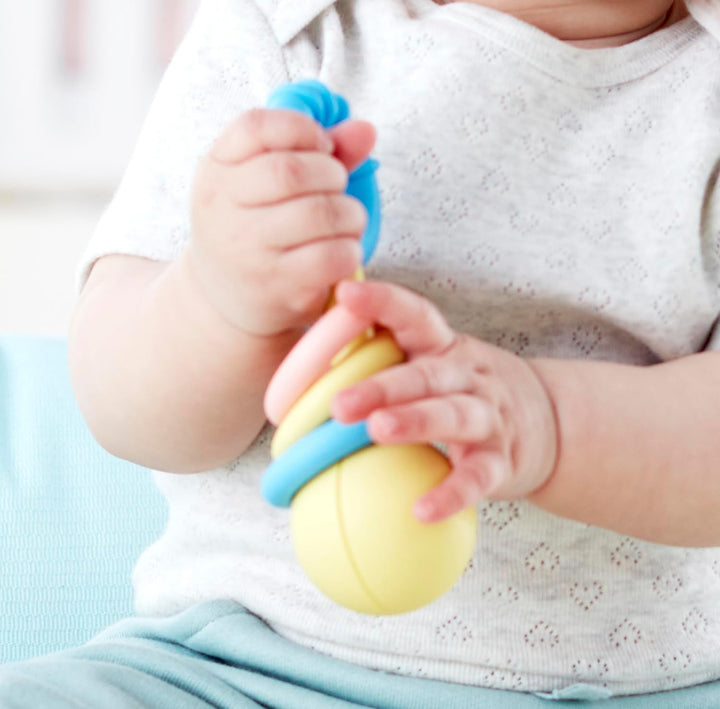 Hape Rassel- und Beissring-Set aus Reiskunststoff, Babyspielzeug, Ringrassel und klappernder Beissri