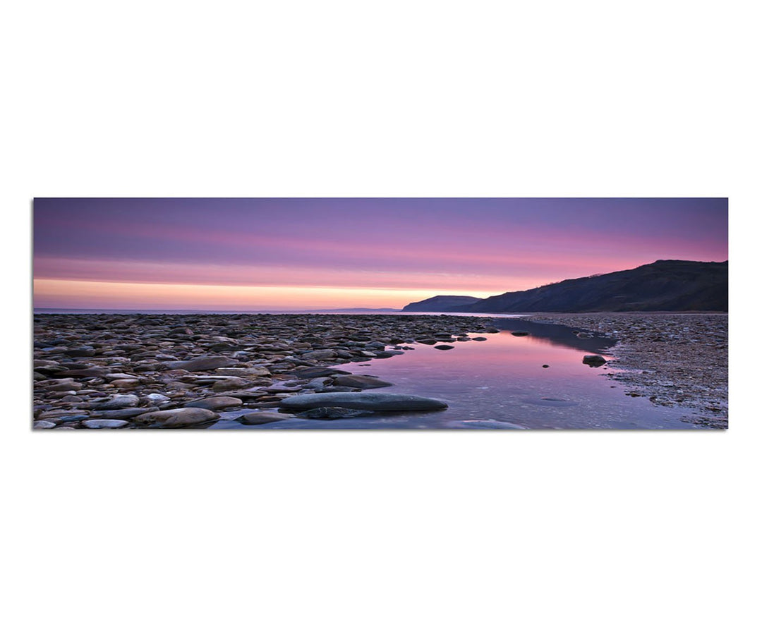 Paul Sinus Art Panoramabild auf Leinwand und Keilrahmen 150x50cm England Wasser Steine Berge Sonnena
