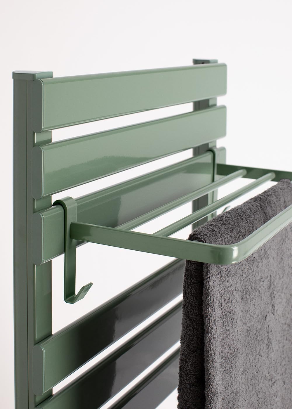 CREATE / WARM Towel 500W / Elektrischer Badheizkörper Salbeigrün mit Standfüssen und Regal / 103x55x