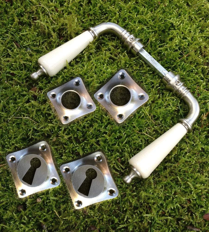 Antikas - Türklinken Nickel matt gebürstet mit Rauten-Rosetten und weisser Porzellangriff