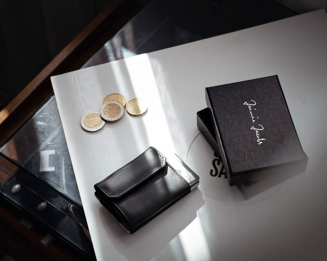 Jaimie Jacobs Nano Boy Pocket mit Gravur Slim Wallet Minimalistische Geldbörse mit Münzfach (Schwarz