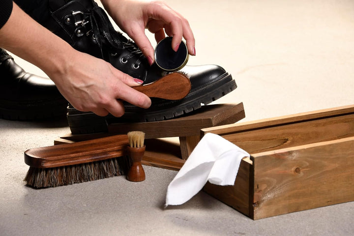 CKB LTD Schuhpflegeset - Tragbare Lederschuhputz-Holzbox Geschenkset mit Stiefelwagenablage, Applika