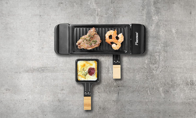 Bestron Raclette für 1 bis 2 Personen, Mini Tischgrill mit zwei Pfännchen, zwei Holzschabern & zwei