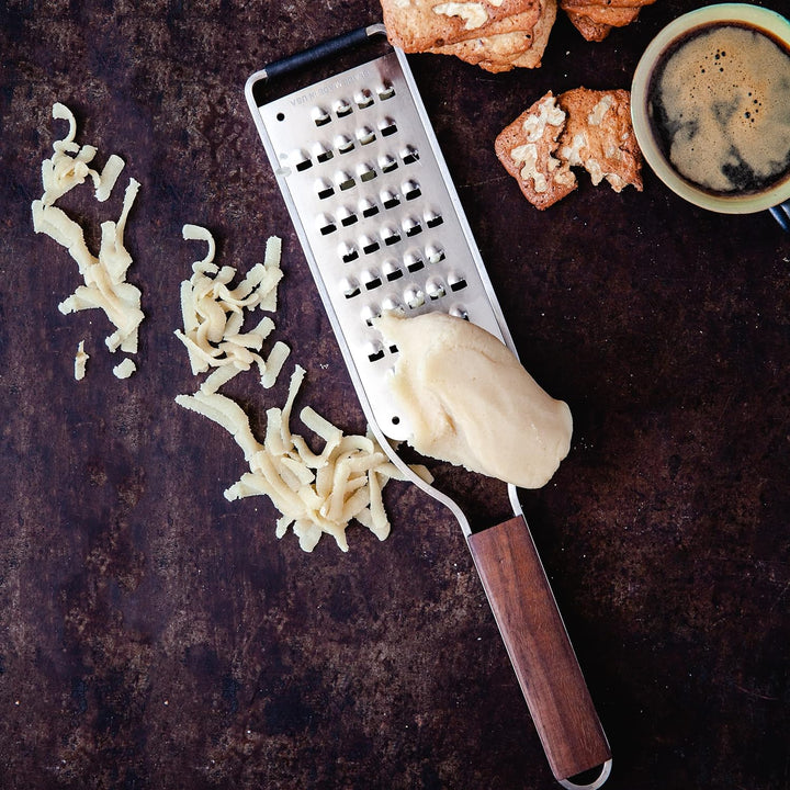 Microplane Küchenreibe Sehr Grob für Kartoffel, Zucchini, Karotten, Apfel, Kohl & Käse aus der Maste
