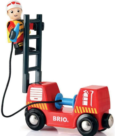 BRIO World 33815 Feuerwehr-Set - Holzeisenbahn-Set inklusive Feuerwehr-Auto mit Licht und Sound - Em