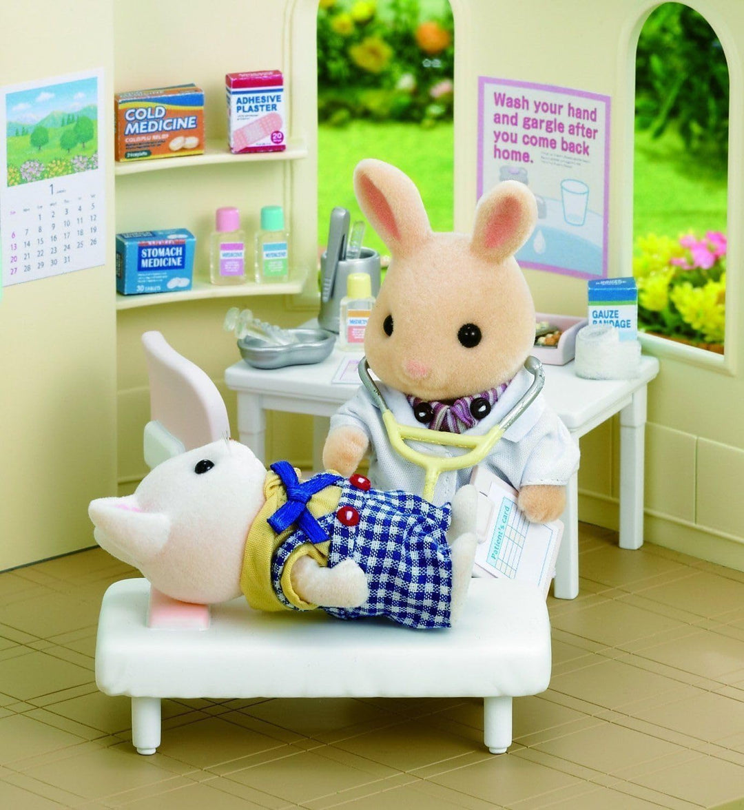 Sylvanian Families 5096 Landklinik - Puppenhaus Spielset, Mehrfarbig