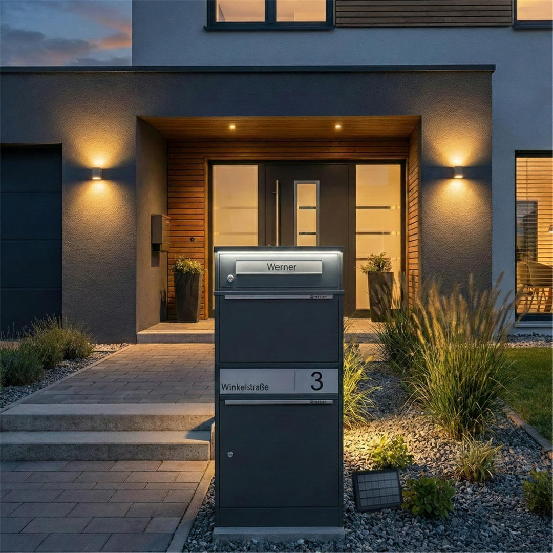 Metzler Briefkasten mit Paketfach mit solarbetriebener LED-Beleuchtung und Gravur anthrazit RAL 7016
