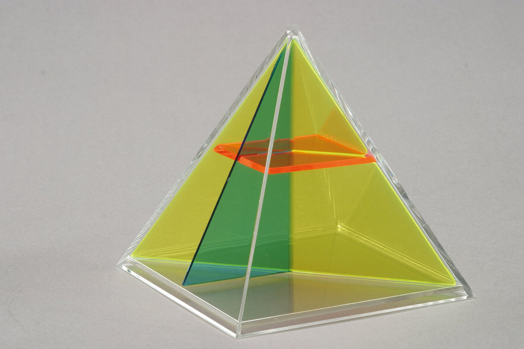 Pyramide, mit entnehmbaren Schnittflächen