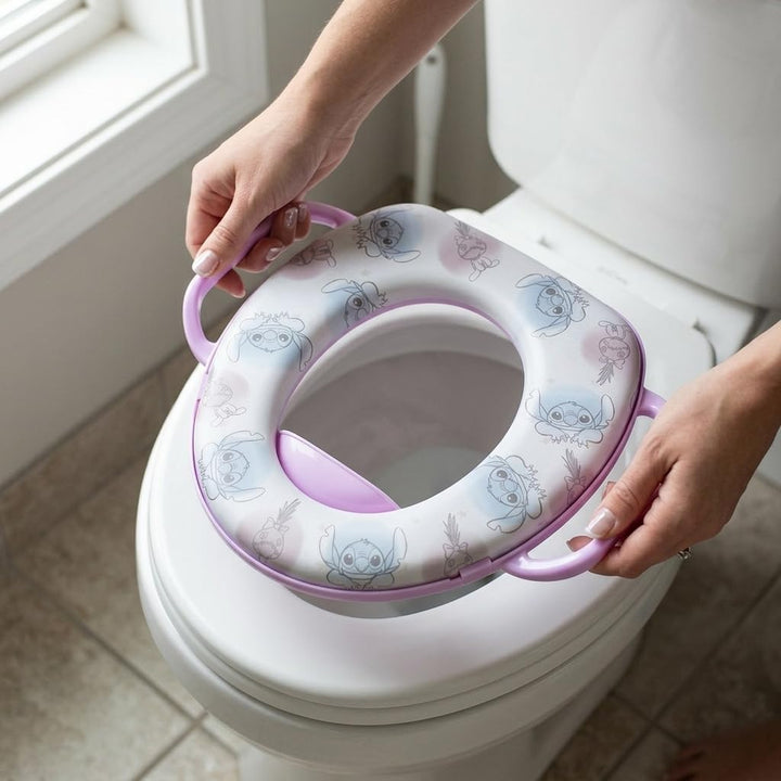 Tataway Soft Kindertoilette mit Griffen — Toilettenverkleinerer mit Disney-Stitch-Grafik — rutschfes