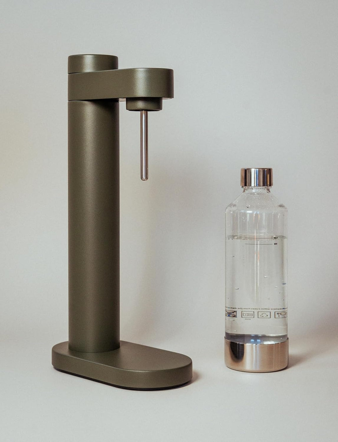 Stelton Brus Wassersprudler mit Flasche, Premium Carbonator für Wasser mit CO2 - Einstellbare Sprude